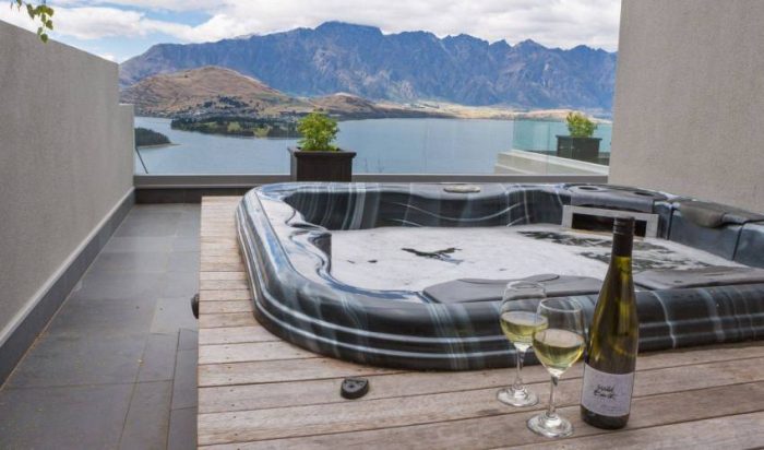 3 Bedroom Holiday Apartments with Spa Pool in Queenstown, New Zealand